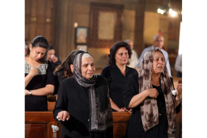 Varias mujeres lloran durante el funeral en El Cairo. KHALED ELFIQI