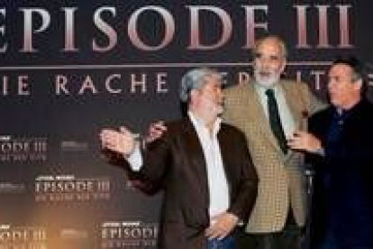 El director George Lucas, el actor Christopher Lee y el productor Rick McCallum