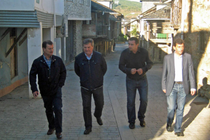 Velasco, Valcarce, Blanco y González, paseando ayer por la calle Real de Santalla.