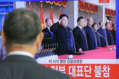 Un surcoreano ve en la televisión el desfile de Pyongyang.