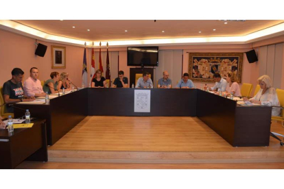 Imagen del pleno que tuvo lugar ayer en el Ayuntamiento de Valencia de Don Juan. MEDINA
