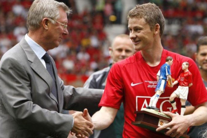 Ole Gunnar Solskjaer y Sir Alex Ferguson, en el homenaje al exfutbolista, hoy nuevo entrenador del Manchester United, en el 2008.