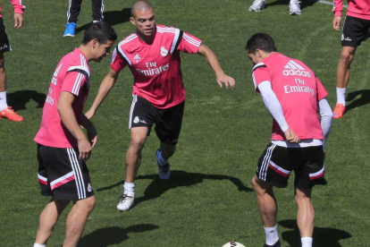 Pepe, en el centro, renovó su contrato con el club merengue hasta el 2017.