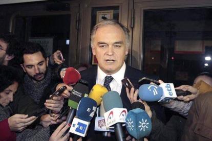 El vicesecretario del PP, González Pons, atiende a la prensa tras declarar en los juzgados de Plaza de Castilla.