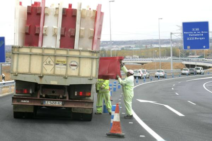 Retirada de las barreras que impedían el paso por el tramo antes de su inauguración. Foto: Ical.