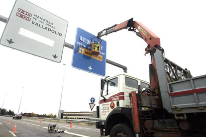 Un trabajador remata uno de los paneles indicativos. Foto: Ical.