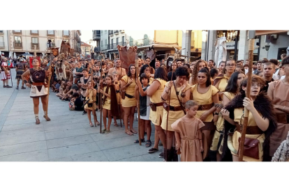 El desfile de vencedores y el entierro del héroe astur cierran la fiesta de recreación con la que Astorga difunde su historia y capta la atención de miles de visitantes. JONATHAN NOTARIO