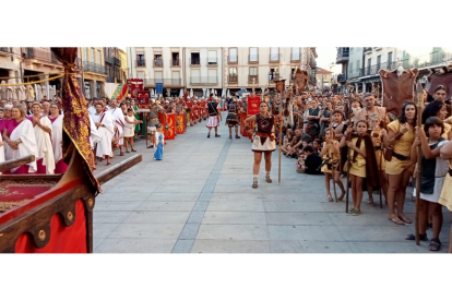 El desfile de vencedores y el entierro del héroe astur cierran la fiesta de recreación con la que Astorga difunde su historia y capta la atención de miles de visitantes. JONATHAN NOTARIO