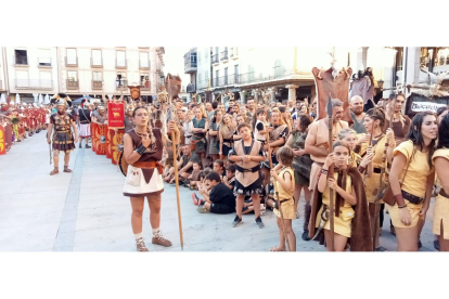 El desfile de vencedores y el entierro del héroe astur cierran la fiesta de recreación con la que Astorga difunde su historia y capta la atención de miles de visitantes. JONATHAN NOTARIO