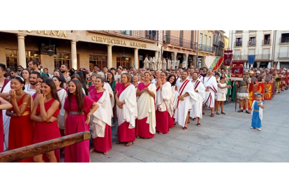 El desfile de vencedores y el entierro del héroe astur cierran la fiesta de recreación con la que Astorga difunde su historia y capta la atención de miles de visitantes. JONATHAN NOTARIO