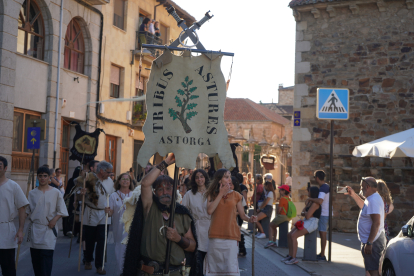 El desfile de vencedores y el entierro del héroe astur cierran la fiesta de recreación con la que Astorga difunde su historia y capta la atención de miles de visitantes. JONATHAN NOTARIO