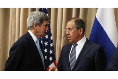 Lavrov y Kerry conversan el pasado 17 de abril en la reunión de Ginebra.
