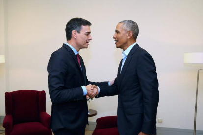 El presidente Sánchez estrecha la mano del exmandatario de Estados Unidos Obama. FERNANDO CALVO