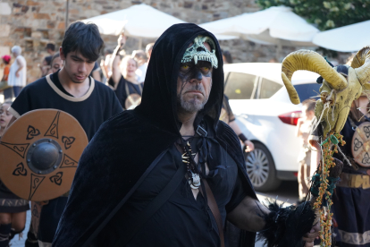 El desfile de vencedores y el entierro del héroe astur cierran la fiesta de recreación con la que Astorga difunde su historia y capta la atención de miles de visitantes. JONATHAN NOTARIO