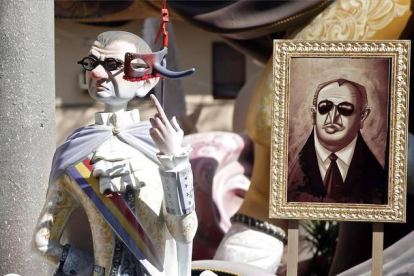 El 'ninot' de Monedero junto a un retrato de Carlos Fabra. EFE