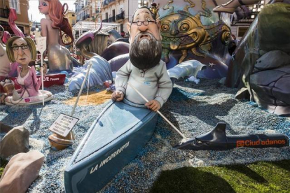 Mariano Rajoy remando en una piragua junto a un torpedo de Ciudadanos. MIGUEL LORENZO