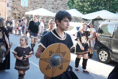 El desfile de vencedores y el entierro del héroe astur cierran la fiesta de recreación con la que Astorga difunde su historia y capta la atención de miles de visitantes. JONATHAN NOTARIO