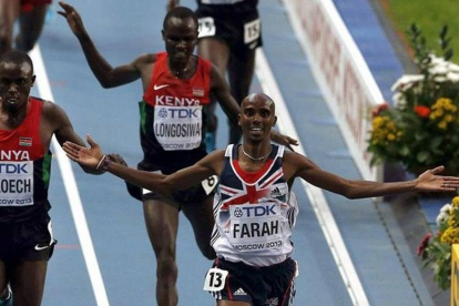Mo Farrah levanta los brazos al ganar los 5.000 metros en Moscú.