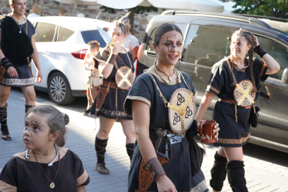 El desfile de vencedores y el entierro del héroe astur cierran la fiesta de recreación con la que Astorga difunde su historia y capta la atención de miles de visitantes. JONATHAN NOTARIO