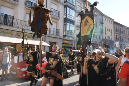 El desfile de vencedores y el entierro del héroe astur cierran la fiesta de recreación con la que Astorga difunde su historia y capta la atención de miles de visitantes. JONATHAN NOTARIO