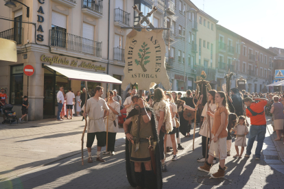 El desfile de vencedores y el entierro del héroe astur cierran la fiesta de recreación con la que Astorga difunde su historia y capta la atención de miles de visitantes. JONATHAN NOTARIO