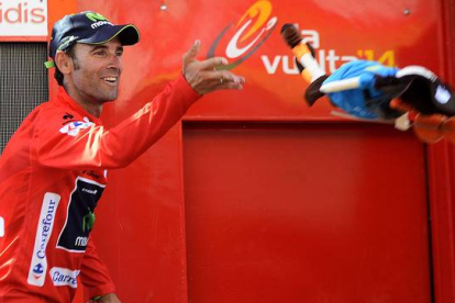 Alejandro Valverde lanza al público un peluche de la mascota de la Vuelta tras vestirse de líder en San Fernando.
