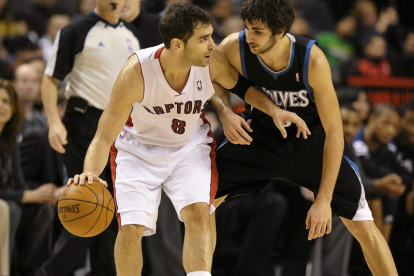 Calderón de los Raptors en acción ante la defensa de Ricky.