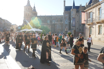 El desfile de vencedores y el entierro del héroe astur cierran la fiesta de recreación con la que Astorga difunde su historia y capta la atención de miles de visitantes. JONATHAN NOTARIO