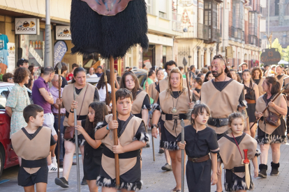 El desfile de vencedores y el entierro del héroe astur cierran la fiesta de recreación con la que Astorga difunde su historia y capta la atención de miles de visitantes. JONATHAN NOTARIO