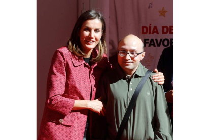 El actor leonés Jesús Vidal con la reina el día de la Cruz Roja. JUAN CARLOS HIDALGO