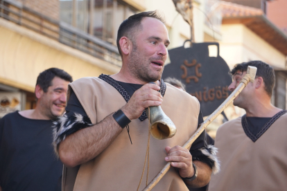 El desfile de vencedores y el entierro del héroe astur cierran la fiesta de recreación con la que Astorga difunde su historia y capta la atención de miles de visitantes. JONATHAN NOTARIO