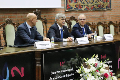 El alcalde de León, el rector y el presidente de Aera, ayer, en la inauguración del congreso. DL