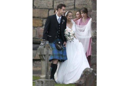 Andy Murray y su ya esposa Kim Sears salen de la catedral de Dunblane ya como marido y mujer.