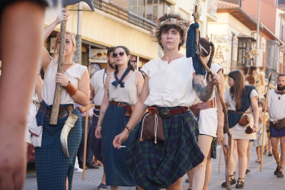 El desfile de vencedores y el entierro del héroe astur cierran la fiesta de recreación con la que Astorga difunde su historia y capta la atención de miles de visitantes. JONATHAN NOTARIO