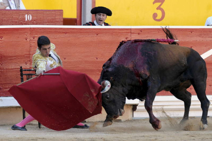El diestro leonés Javier Castaño sorprendió dando unos pases sentado en una silla.