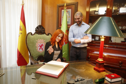Sara García firma en el Libro de Honor de la Universidad junto al rector y el astronauta titular Pablo Álvarez. RAMIRO