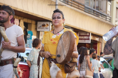 El desfile de vencedores y el entierro del héroe astur cierran la fiesta de recreación con la que Astorga difunde su historia y capta la atención de miles de visitantes. JONATHAN NOTARIO