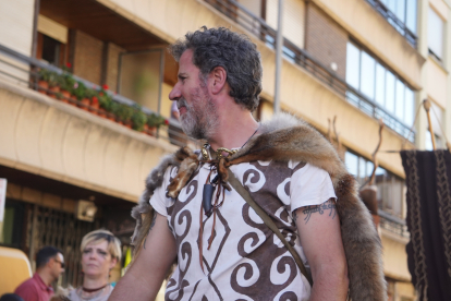 El desfile de vencedores y el entierro del héroe astur cierran la fiesta de recreación con la que Astorga difunde su historia y capta la atención de miles de visitantes. JONATHAN NOTARIO