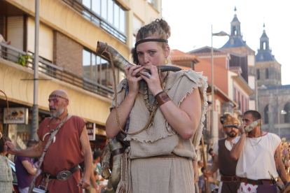 El desfile de vencedores y el entierro del héroe astur cierran la fiesta de recreación con la que Astorga difunde su historia y capta la atención de miles de visitantes. JONATHAN NOTARIO