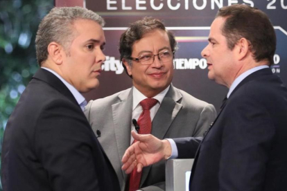 Los candidatos a la presidencia de Colombia: Gustavo Petro (centro), Iván Duque (izquierda)  y German Vargas Lleras (derecha), en un debate de televisión.