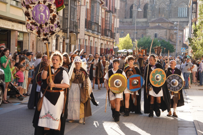 El desfile de vencedores y el entierro del héroe astur cierran la fiesta de recreación con la que Astorga difunde su historia y capta la atención de miles de visitantes. JONATHAN NOTARIO