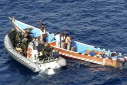Miembros de la fragata de guerra «Victoria» arrestan a los piratas somalíes.