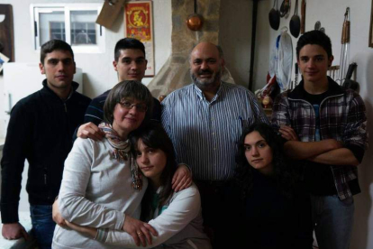 Yolanda Prieto y Ramiro Pinto con sus dos hijas y tres hijos. DL