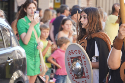 El desfile de vencedores y el entierro del héroe astur cierran la fiesta de recreación con la que Astorga difunde su historia y capta la atención de miles de visitantes. JONATHAN NOTARIO