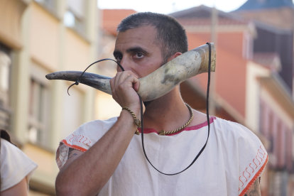 El desfile de vencedores y el entierro del héroe astur cierran la fiesta de recreación con la que Astorga difunde su historia y capta la atención de miles de visitantes. JONATHAN NOTARIO