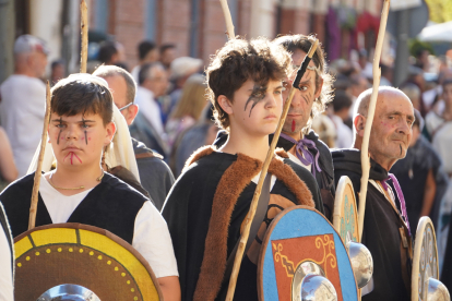 El desfile de vencedores y el entierro del héroe astur cierran la fiesta de recreación con la que Astorga difunde su historia y capta la atención de miles de visitantes. JONATHAN NOTARIO