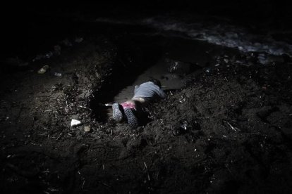 El cadáver del bebé ahogado que ha aparecido en una playa de Lesbos.