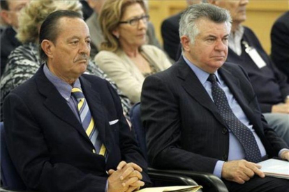 El exalcalde de Marbella, Julián Muñoz y el asesor urbanístico, Juan Antonio Roca, durante el juicio en la Audiencia Nacional por el caso Saqueo II en abril del 2013.