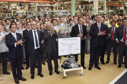El primer ministro de Portugal, Antònio Costa, junto con los empleados del grupo Renault. C.G.
