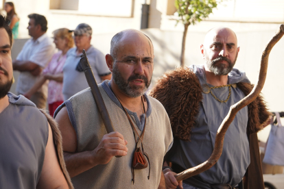 El desfile de vencedores y el entierro del héroe astur cierran la fiesta de recreación con la que Astorga difunde su historia y capta la atención de miles de visitantes. JONATHAN NOTARIO